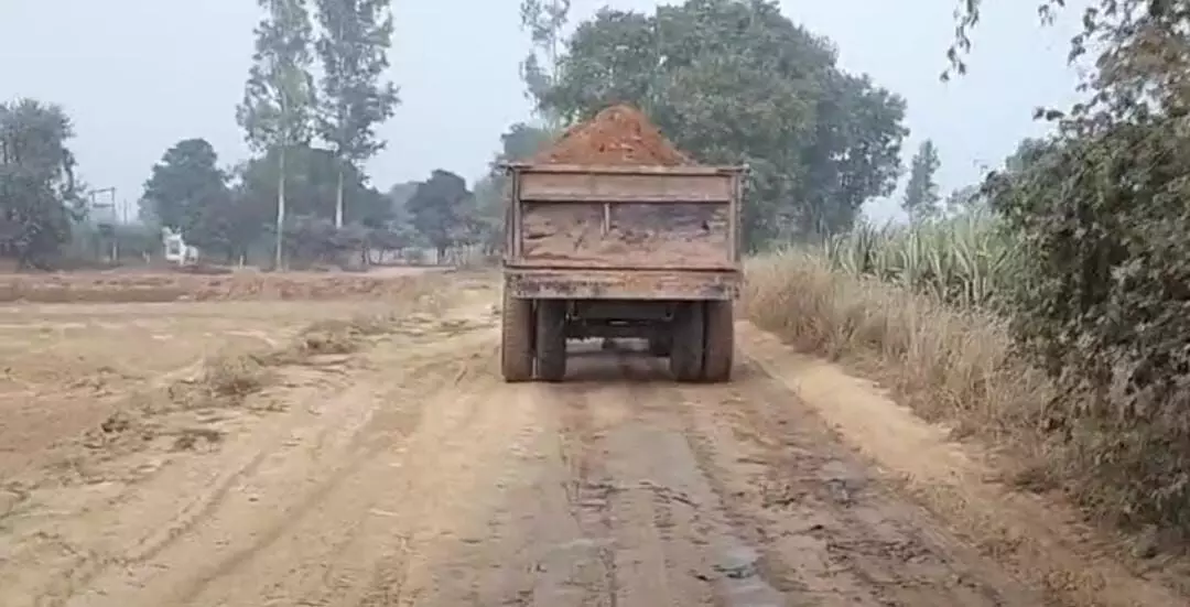 Shamli: मिट्टी खनन माफिया बिना परमिशन के दिन रात चीर रहे धरती का सीना