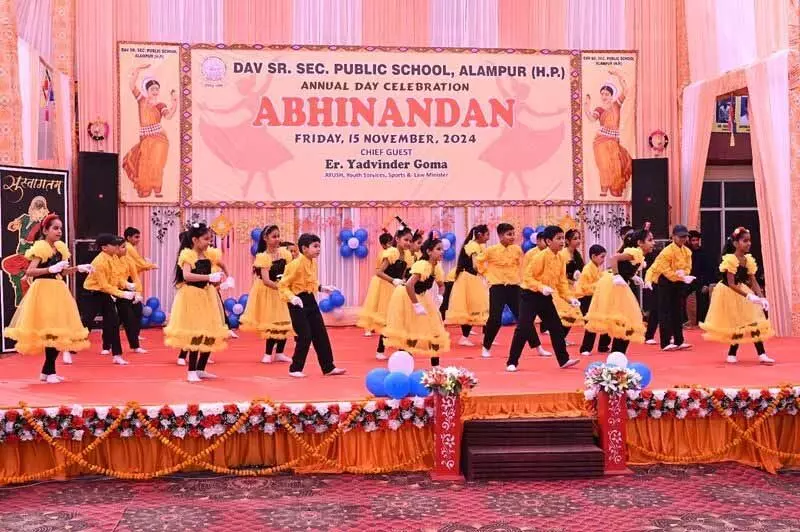 Alampur school में सांस्कृतिक कार्यक्रम के साथ मनाया गया वार्षिकोत्सव