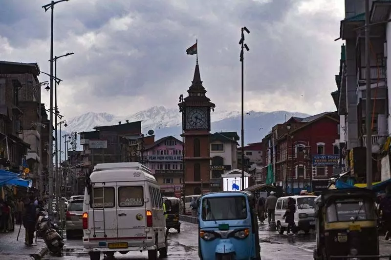 Kashmir में यातायात नियमों का उल्लंघन करने वालों पर कार्रवाई