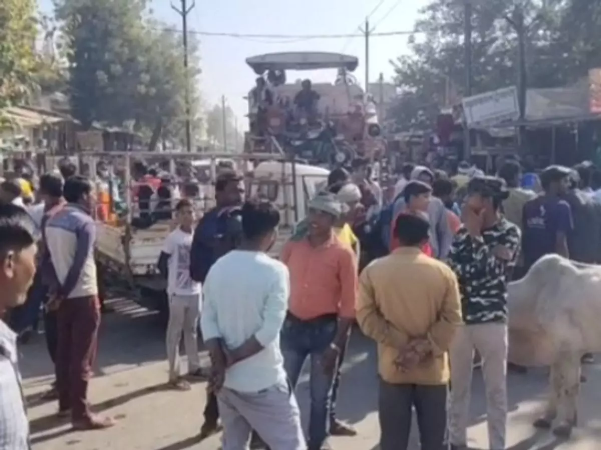 Tikamgarh: किसान की मौत के विरोध में सड़क पर उतरे लोगों की महिला थानेदार को जड़ा थप्पड़