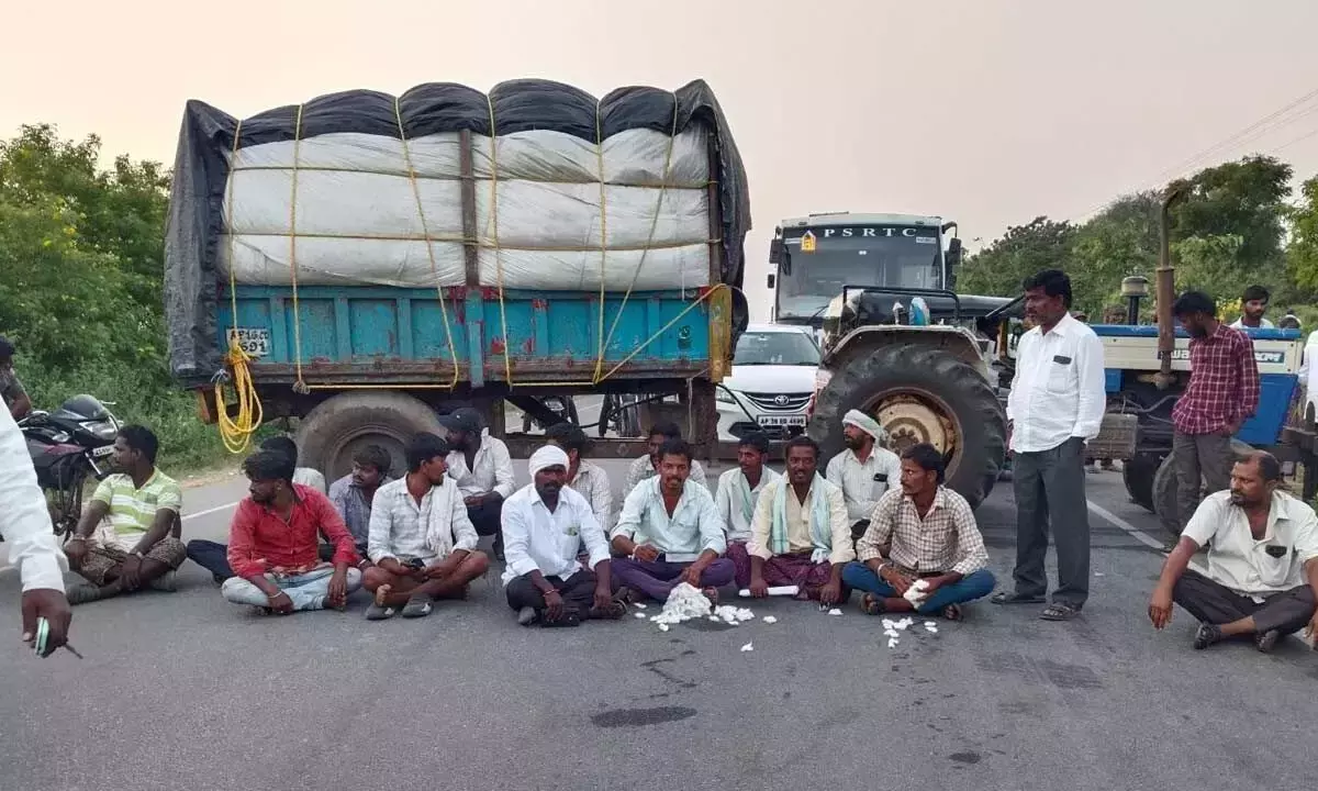 Telangana: कपास किसानों ने तौल प्रक्रिया में धोखाधड़ी का विरोध किया