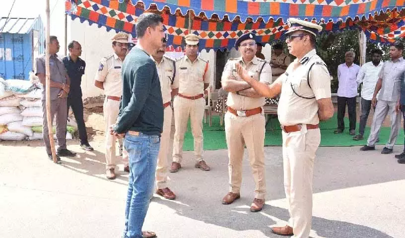 Ramagundam पुलिस ने मंचेरियल में अंतरराज्यीय चेकपोस्ट का निरीक्षण किया