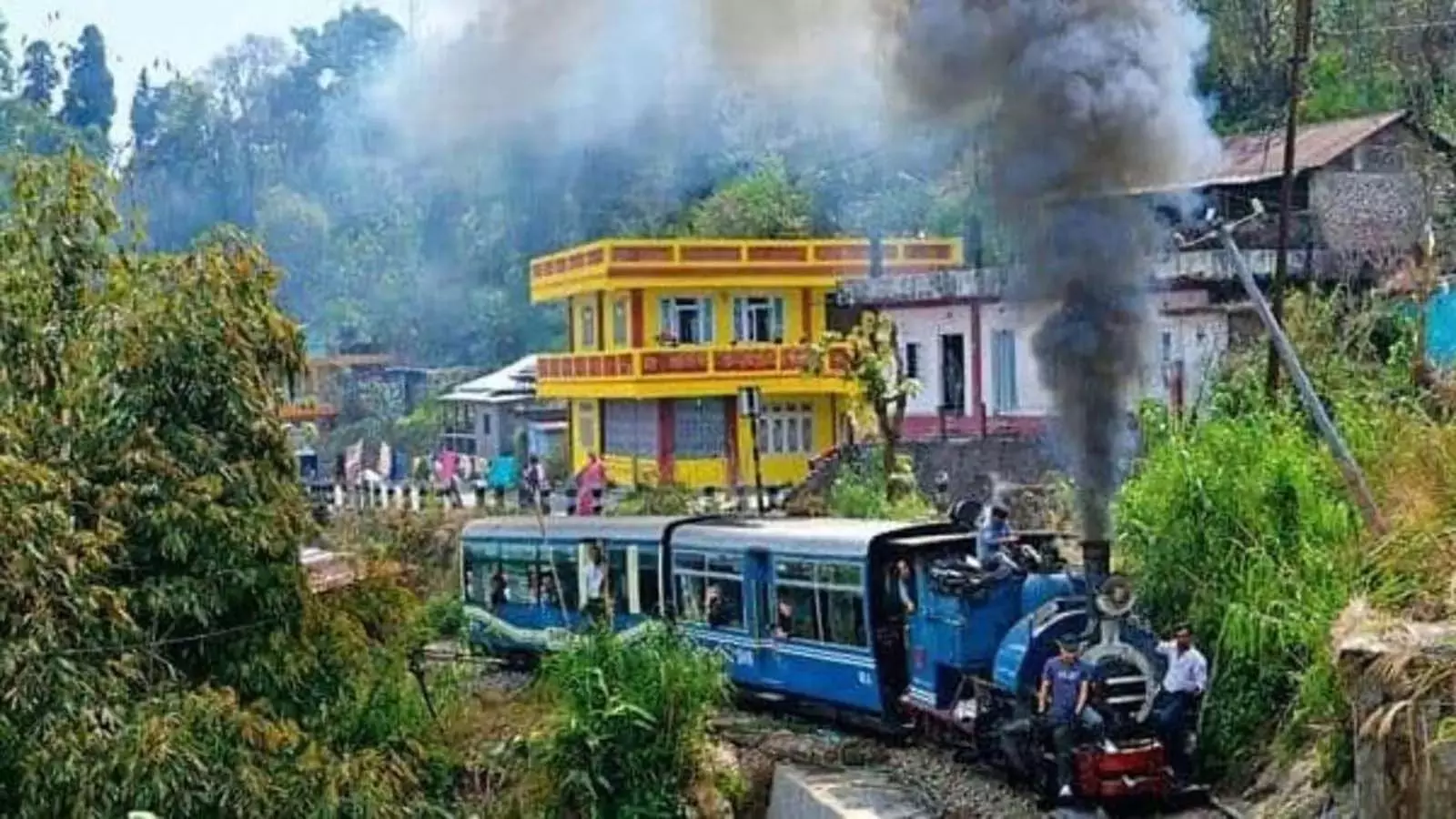 Toy Train की सेवा बहाल, दार्जिलिंग के लिए पहली यात्रा में इंजन खराब