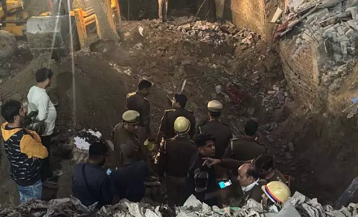 BREAKING: इमारत की दीवार गिरी, तीन दबे, दो को बचाया गया BREAKING: इमारत की दीवार गिरी, तीन दबे, दो को बचाया गया
