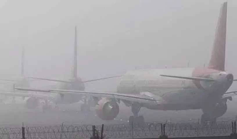 कोहरे और प्रदूषण के कारण उड़ानें प्रभावित, Delhi airport पर 370 से अधिक उड़ानें विलंबित