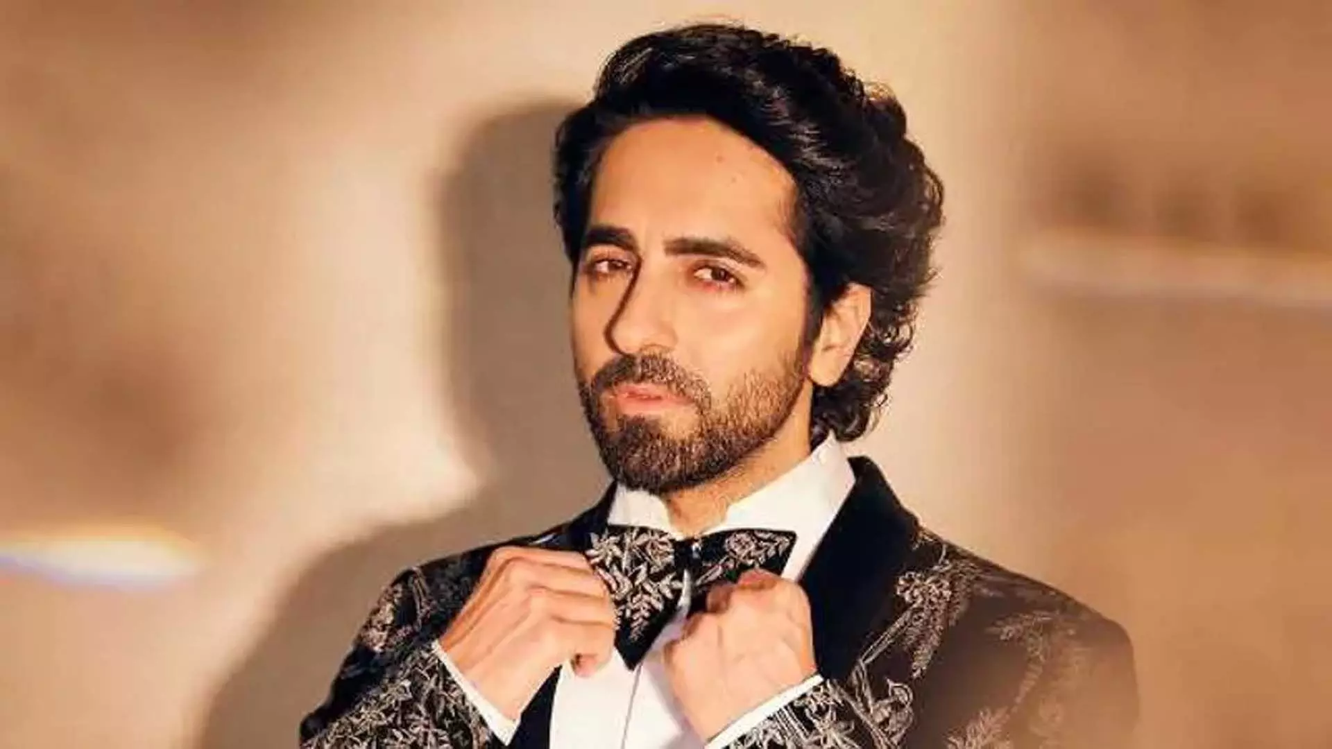 Ayushmann Khurrana ने स्कूल फैन द्वारा स्टेज पर डॉलर के नोट फेंकने पर अपना कॉन्सर्ट रोक दिया