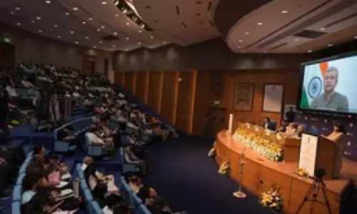 डिजिटल मीडिया प्लेटफ़ॉर्म को फ़र्ज़ी ख़बरें प्रदान करने के लिए अश्विनी वैष्णव