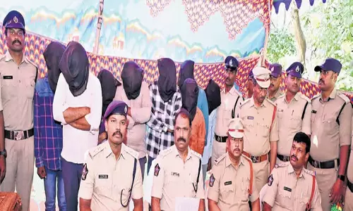 Andhra: आंध्र पुलिस ने सात चेन स्नैचरों को पकड़ा, 25 लाख रुपये का सोना जब्त Andhra: आंध्र पुलिस ने सात चेन स्नैचरों को पकड़ा, 25 लाख रुपये का सोना जब्त