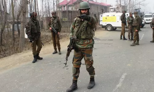 Manipur: जिरीबाम में ताजा तनाव के बीच सेना और अन्य बलों ने इंफाल में फ्लैग मार्च किया