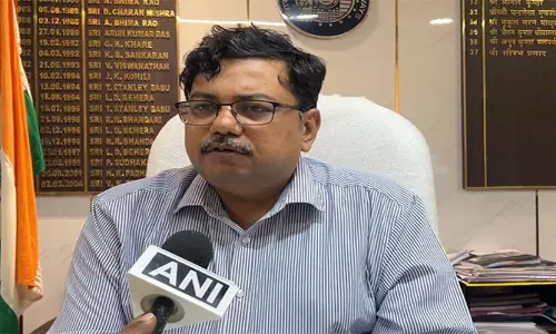 Andhra: सीबीआई ने वाल्टेयर डीआरएम को 25 लाख रुपये की रिश्वत लेते गिरफ्तार किया Andhra: सीबीआई ने वाल्टेयर डीआरएम को 25 लाख रुपये की रिश्वत लेते गिरफ्तार किया