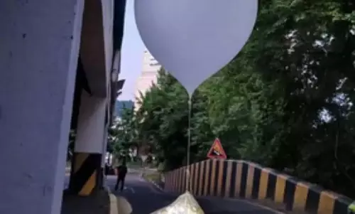 North Korea ने दक्षिण कोरिया की ओर कचरा गुब्बारे छोड़े