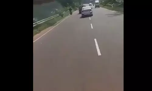 कार चालक ने एंबुलेंस को नहीं दिया साइड, ढ़ाई लाख जुर्माना कार चालक ने एंबुलेंस को नहीं दिया साइड, ढ़ाई लाख जुर्माना
