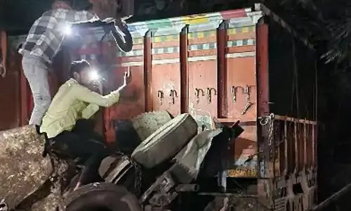 मुर्गी वाहन हादसे का शिकार, 2 लोगों की मौत