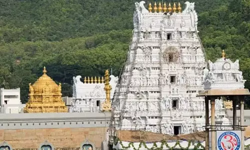 Andhra: तिरुमाला में तीर्थयात्रियों की भारी भीड़ देखी गई Andhra: तिरुमाला में तीर्थयात्रियों की भारी भीड़ देखी गई
