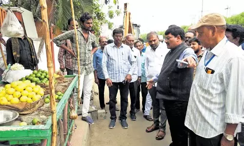 GMC प्रमुख ने गुंटूर में फेरीवालों के लिए जल्द ही वेंडिंग जोन स्थापित करने का वादा किया