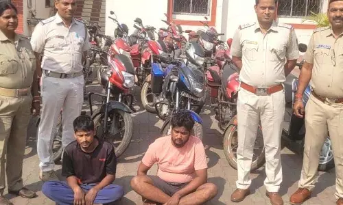 चोरी के 28 दोपहिया वाहन बरामद, 2 गिरफ्तार चोरी के 28 दोपहिया वाहन बरामद, 2 गिरफ्तार