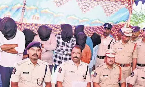 Andhra पुलिस ने सात चेन स्नैचरों को पकड़ा, 25 लाख रुपये का सोना जब्त