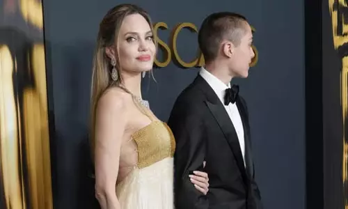 Angelina Jolie,बेटे नॉक्स ने गवर्नर्स अवार्ड्स में युवा ब्रैड पित्त की भूमिका निभाई