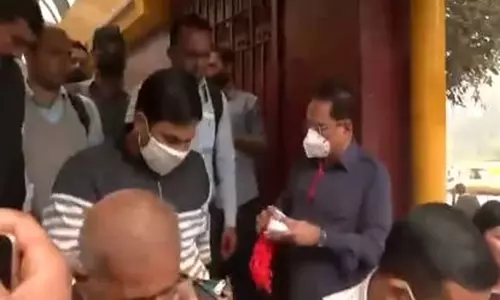BJP नेताओं ने मास्क बांटे, बढ़ते प्रदूषण स्तर को लेकर AAP की आलोचना की