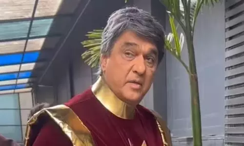 Mukesh Khanna ने पैपराजी को जमकर लताड़ा Mukesh Khanna ने पैपराजी को जमकर लताड़ा