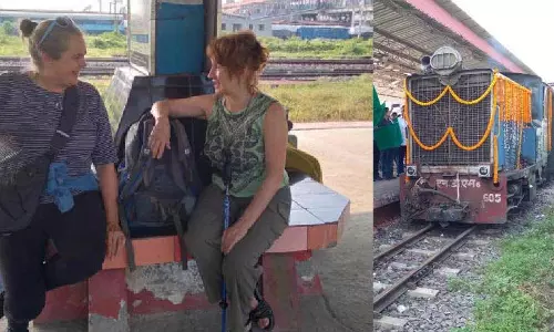 ऑस्ट्रेलिया से आए पर्यटक ने Jalpaiguri स्टेशन पर टॉय ट्रेन में बैठकर पारिवारिक विरासत को फिर से देखा