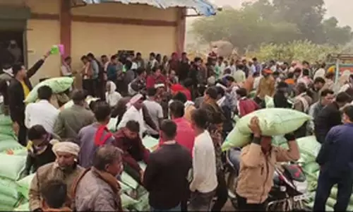 शिवपुरी जिले में खाद की किल्लत, सहकारी गोदाम पर किसानों की लंबी कतारें