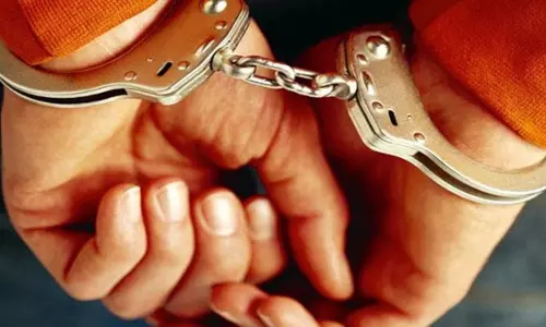 Noida: मुठभेड़ के बाद तीन बदमाश गिरफ्तार, मिला लाखों का सामान Noida: मुठभेड़ के बाद तीन बदमाश गिरफ्तार, मिला लाखों का सामान