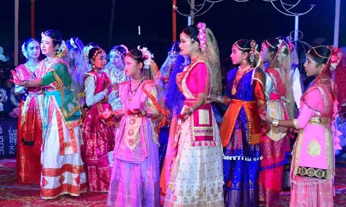 Assam : डिब्रूगढ़ में पारंपरिक अंकिया भाओना के साथ रक्स पूर्णिमा मनाई गई