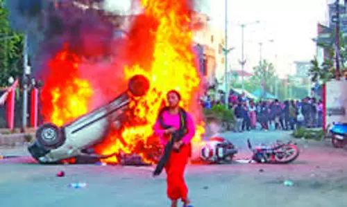 Manipur: जिरीबाम में भीड़ ने राजनीतिक दलों के कार्यालय जलाए Manipur: जिरीबाम में भीड़ ने राजनीतिक दलों के कार्यालय जलाए