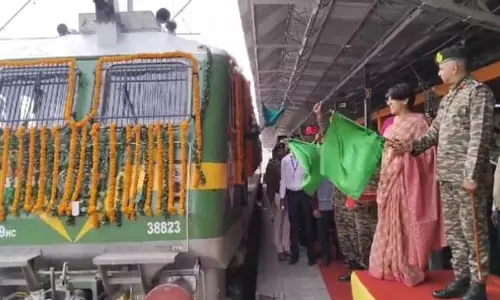 Bareilly: बैटल ऑफ रेजांगला इंजन को हरी झंडी दिखाकर रवाना Bareilly: बैटल ऑफ रेजांगला इंजन को हरी झंडी दिखाकर रवाना
