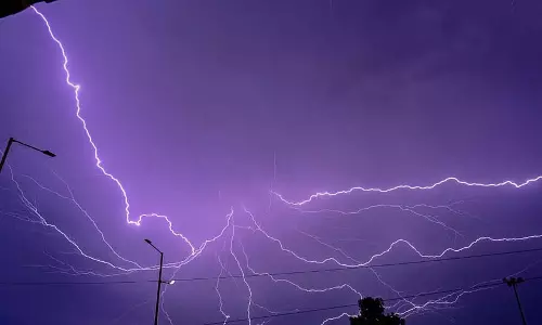 Karnataka में बिजली गिरने से एक लड़के की मौत