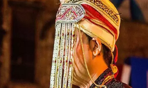 बारात लेकर निकलने ही वाला था रेलवे अफसर, पहुंच गई गर्लफ्रेंड फिर जो हुआ बारात लेकर निकलने ही वाला था रेलवे अफसर, पहुंच गई गर्लफ्रेंड फिर जो हुआ