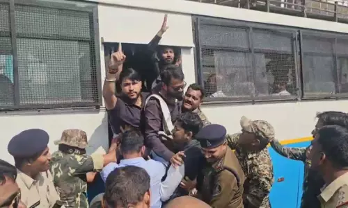 आदिवासी विकास प्राधिकरण बैठक का कांग्रेसियों ने किया विरोध, कई नेता गिरफ्तार आदिवासी विकास प्राधिकरण बैठक का कांग्रेसियों ने किया विरोध, कई नेता गिरफ्तार