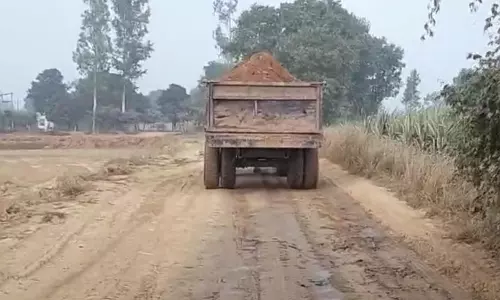 Shamli: मिट्टी खनन माफिया बिना परमिशन के दिन रात चीर रहे धरती का सीना Shamli: मिट्टी खनन माफिया बिना परमिशन के दिन रात चीर रहे धरती का सीना