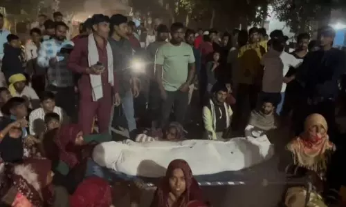 Shamli: परिजनों ने थाने के बाहर शव को रखकर आरोपियों की गिरफ्तारी की मांग राखी