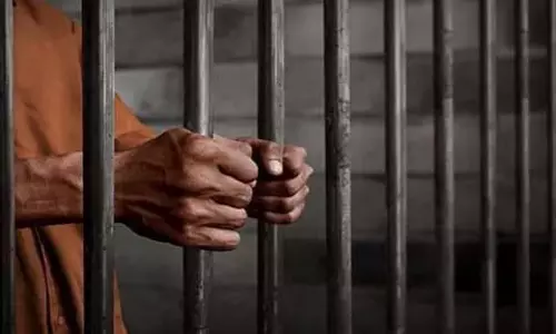Kashmir के बारामूला में हथियारों के साथ आतंकवादी सहयोगी गिरफ्तार Kashmir के बारामूला में हथियारों के साथ आतंकवादी सहयोगी गिरफ्तार