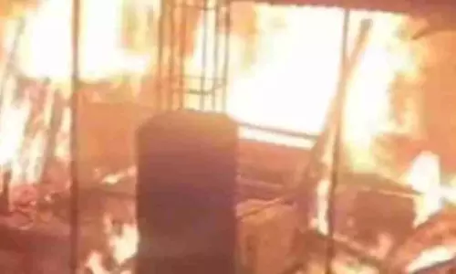 BREAKING: कबाड़ के गोदाम में लगी भीषण आग, मचा हड़कंप