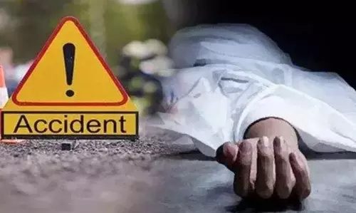 Meerut: सड़क हादसे में बाइक सवार चाचा भतीजी समेत तीन की मौत हुई