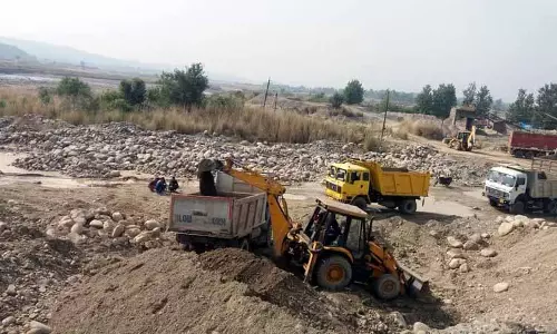 खनन के लिए JCB मशीनों के इस्तेमाल की अनुमति के लिए कुछ लोगों ने आवेदन किया