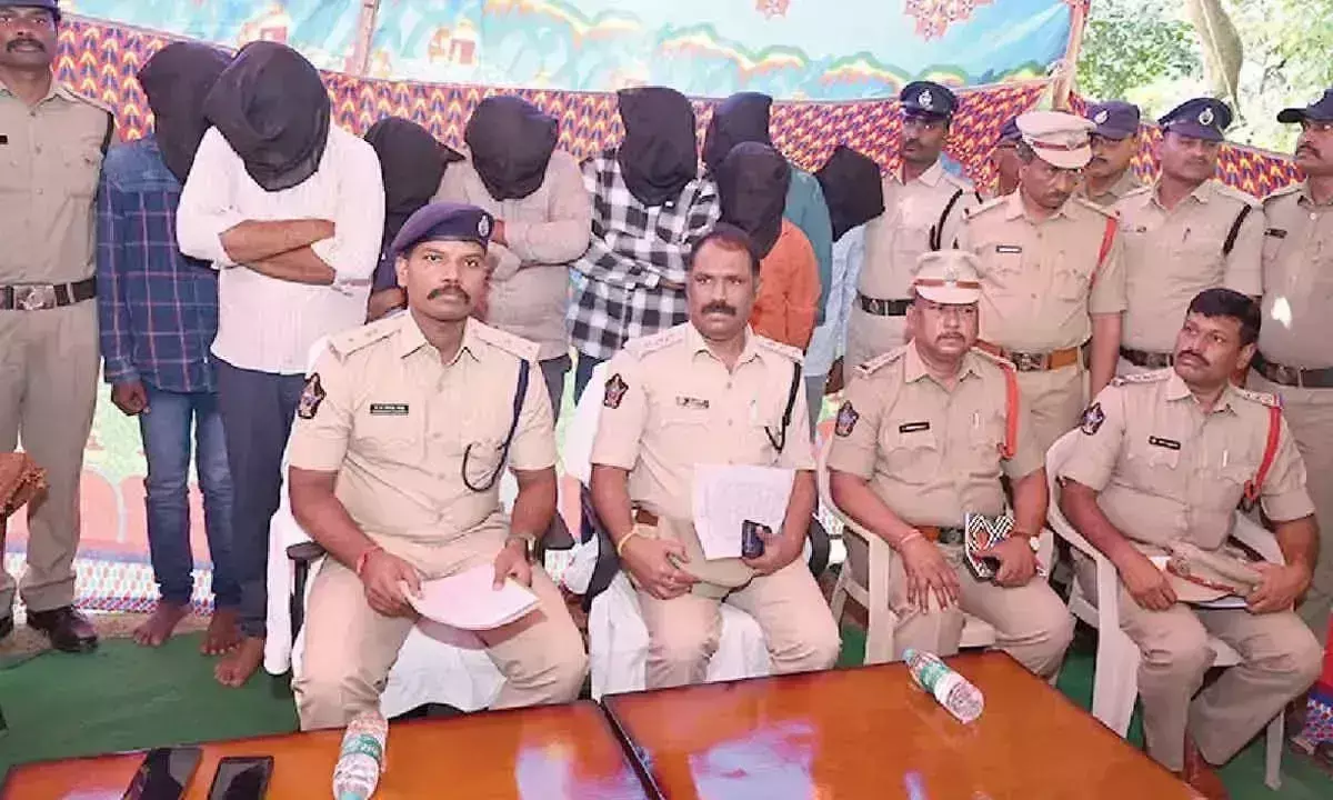 Chittoor में पुलिस ने चेन स्नैचिंग गिरोह का भंडाफोड़ किया Chittoor में पुलिस ने चेन स्नैचिंग गिरोह का भंडाफोड़ किया