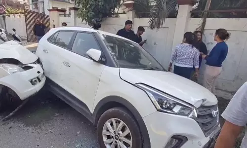 Dehradun: भाजपा मुख्यालय के पास सड़क हादसा, दो कारों की जोरदार भिड़ंत ; एक महिला घायल