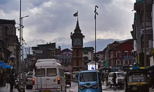 Kashmir में यातायात नियमों का उल्लंघन करने वालों पर कार्रवाई