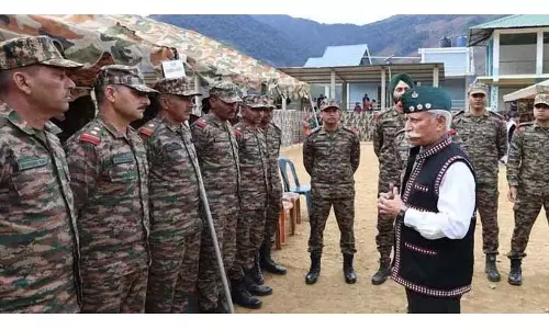 Arunachal : राज्यपाल ने एलएसी के पास सैनिकों से बातचीत की Arunachal : राज्यपाल ने एलएसी के पास सैनिकों से बातचीत की