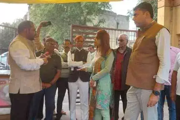 Adityapur: प्रभात पार्क का उप नगर आयुक्त ने किया निरीक्षण, पेड़ काटे जाने पर आगबबूला Adityapur: प्रभात पार्क का उप नगर आयुक्त ने किया निरीक्षण, पेड़ काटे जाने पर आगबबूला