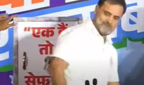 प्रेस कॉन्फ्रेंस में तिजोरी लेकर आए Rahul Gandhi, बैनर निकालकर कहा...