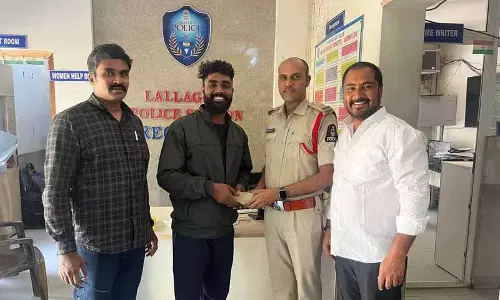 Hyderabad: लाइनमैन की ईमानदारी ने जीता दिल Hyderabad: लाइनमैन की ईमानदारी ने जीता दिल