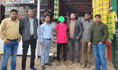 Jammu: जिला टास्क फोर्स ने सड़क पर फंसे बच्चों को बचाने के लिए अभियान चलाया Jammu: जिला टास्क फोर्स ने सड़क पर फंसे बच्चों को बचाने के लिए अभियान चलाया