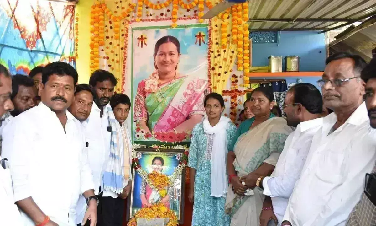 Sithakka ने शोक संतप्त परिवार को सांत्वना दी Sithakka ने शोक संतप्त परिवार को सांत्वना दी