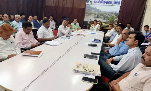 Sirohi: जिला कलेक्टर की अध्यक्षता में साप्ताहिक समीक्षा बैठक का हुआ आयोजन