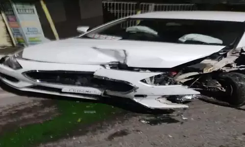 Raipur Breaking: पुलिसकर्मी के नाबालिग बेटे ने पोल पर ठोकी कार Raipur Breaking: पुलिसकर्मी के नाबालिग बेटे ने पोल पर ठोकी कार